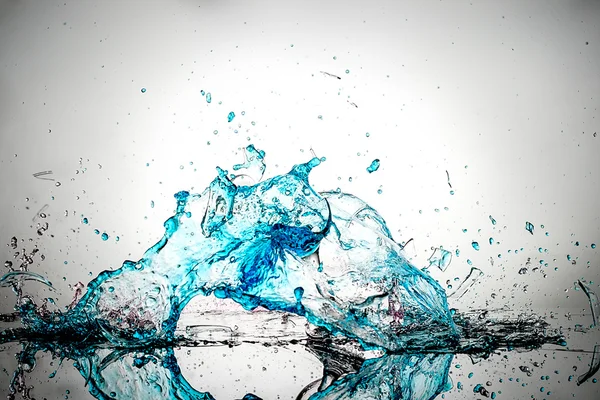 Splintering wine glasses and liquid splash — Stock Photo, Image