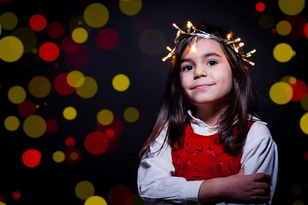 Mädchenporträt mit Weihnachtsbeleuchtung — Stockfoto