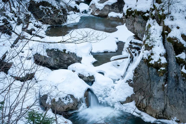 Paysage ruisseau d'hiver — Photo