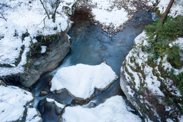 Inverno paisagem riacho — Fotografia de Stock