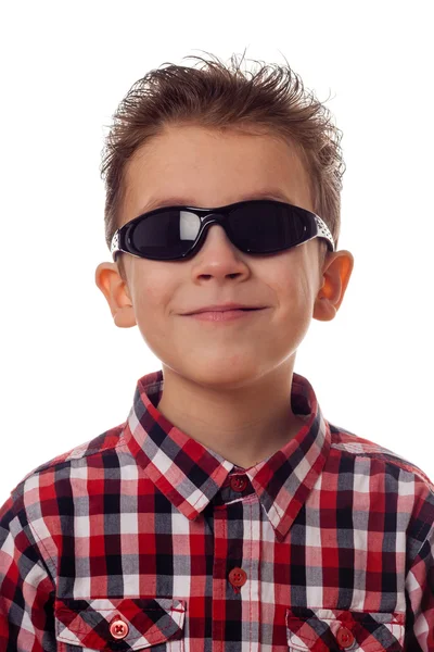 Niño sonriente con gafas de sol —  Fotos de Stock