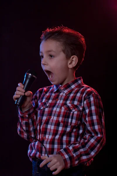 Chlapce křičel do mikrofonu — Stock fotografie