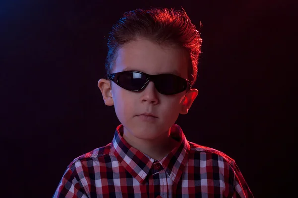 Αγόρι με γυαλιά ηλίου στο κόμμα φώτα — Φωτογραφία Αρχείου