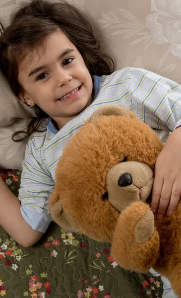 Chica durmiendo con osito de peluche —  Fotos de Stock