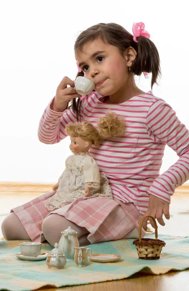 Chica jugando picnic — Foto de Stock