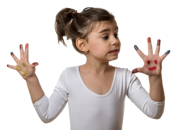 Porträt eines süßen, fröhlichen Mädchens, das seine bemalten Hände zeigt — Stockfoto