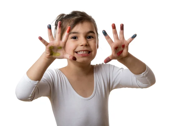 Portret van een schattig vrolijk meisje toont haar geschilderde handen — Stockfoto