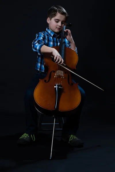若いチェリストがチェロでクラシック音楽の演奏 — ストック写真