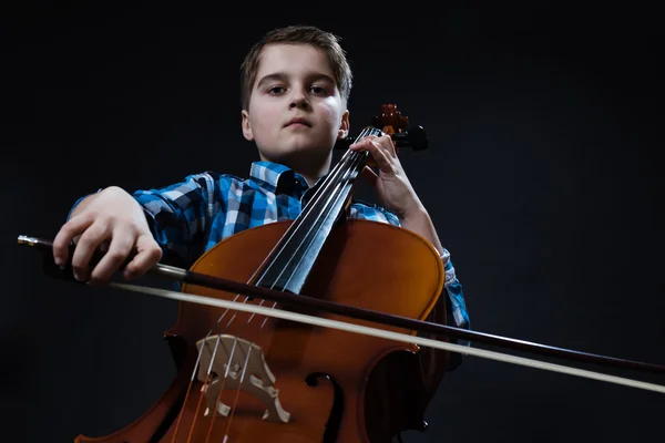 Klasik müzik Çello çalan genç çellist