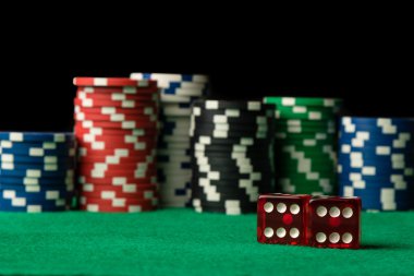 Kırmızı dices ve poker fişleri
