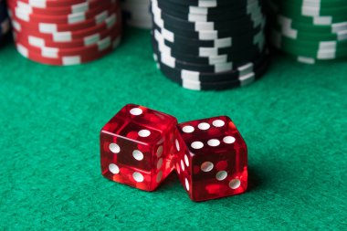 Kırmızı dices ve poker fişleri