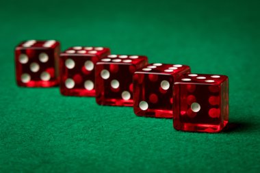 beş kırmızı dices