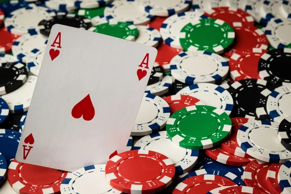 As de corazones y fichas de poker — Foto de Stock