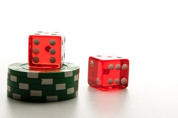 Dos dados rojos y fichas de póquer — Foto de Stock