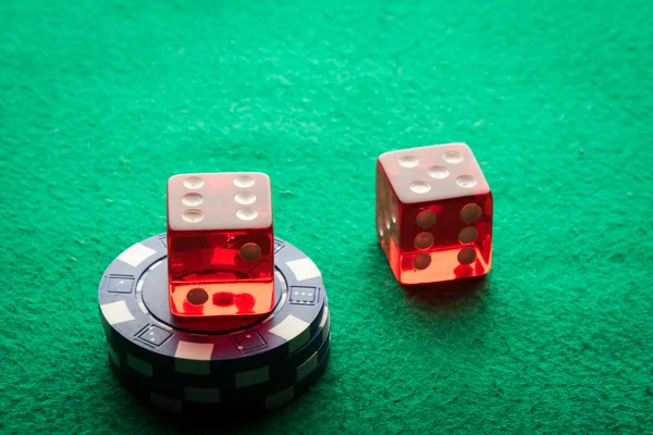 Dos dados rojos y fichas de póquer — Foto de Stock