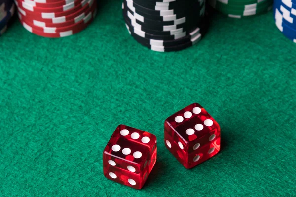 Dados rojos y fichas de poker — Foto de Stock