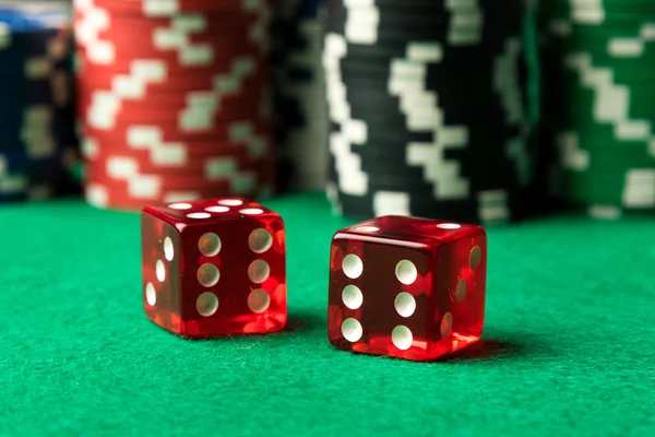 Dados rojos y fichas de poker — Foto de Stock