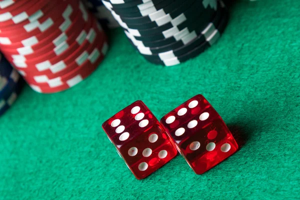 Dados rojos y fichas de poker — Foto de Stock