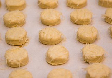 Unlu bir masada hamur.