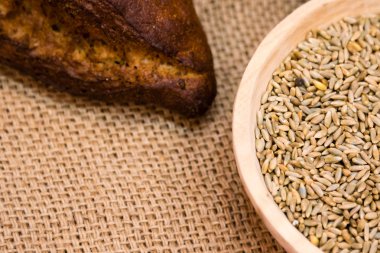 ekmek ve ayçiçeği tohumu