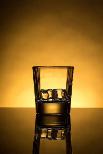 Whisky glas met ijsblokjes — Stockfoto