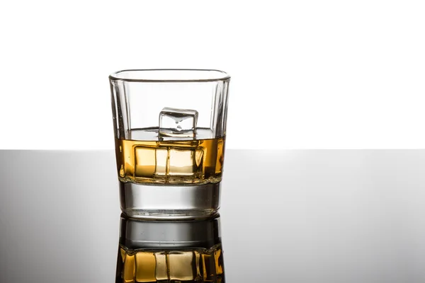 Whisky mit Reflexion — Stockfoto