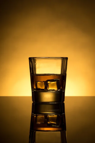 Glas mit Whisky und Eis — Stockfoto