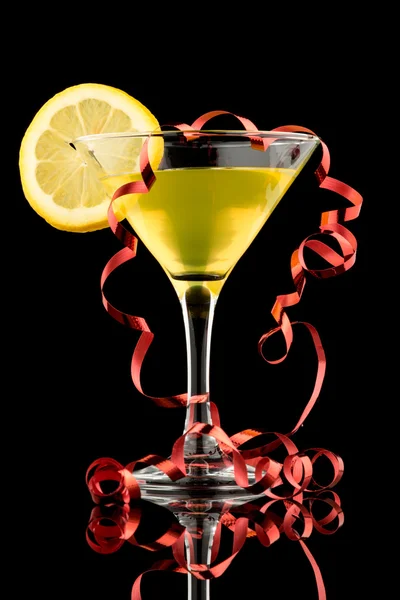 Martini de limão com streamer vermelho — Fotografia de Stock
