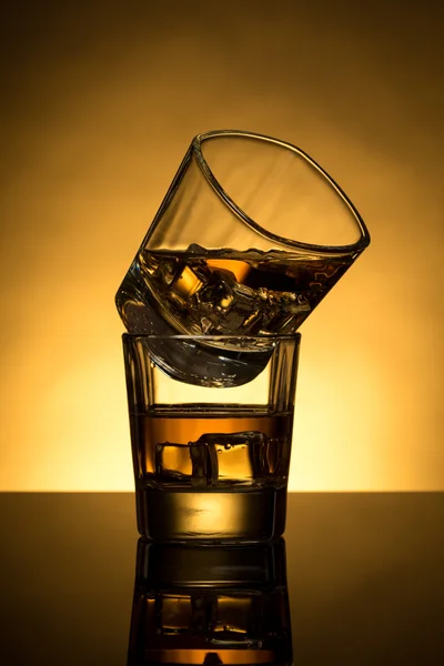 Zwei Whiskeygläser — Stockfoto