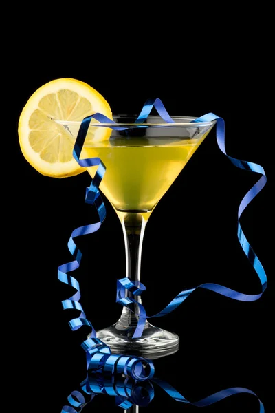 Citron martini med blå streamer - Stock-foto