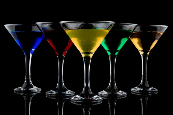 Farbcocktails in Martini-Gläsern — Stockfoto