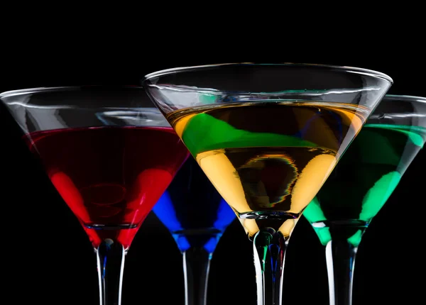Primer plano de cócteles de color en vasos de martini — Foto de Stock