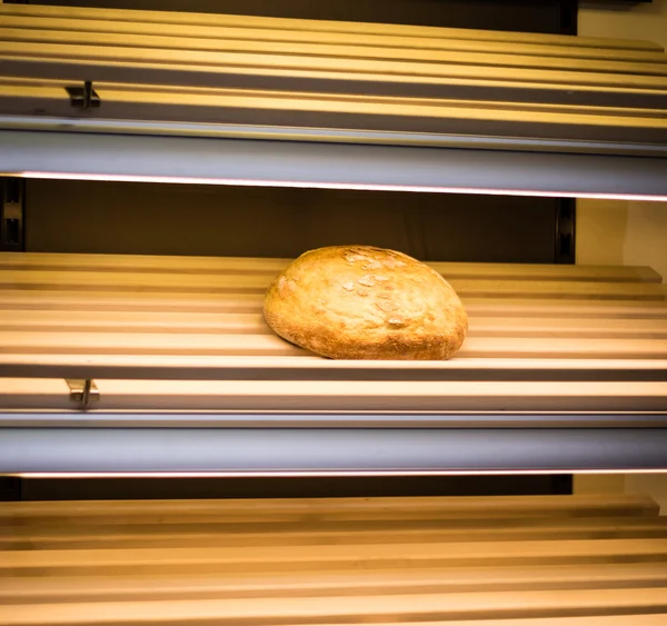 Один хліб на полицях — стокове фото