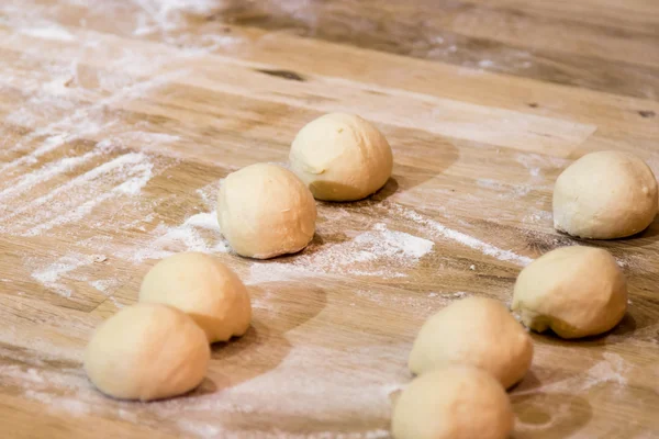 La masa sobre la mesa con la harina — Foto de Stock