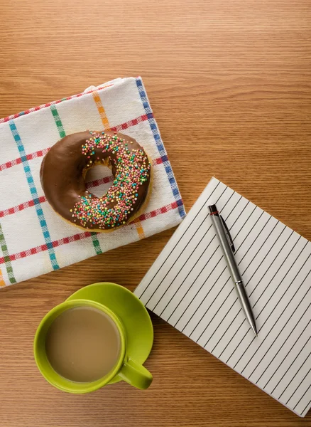 Ciambella caffè e blocco note con penna — Foto Stock