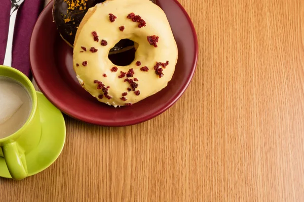 ドーナッツの朝食のオーバー ヘッド ショット — ストック写真
