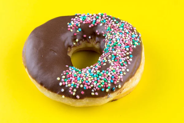 Donut na mesa amarela — Fotografia de Stock