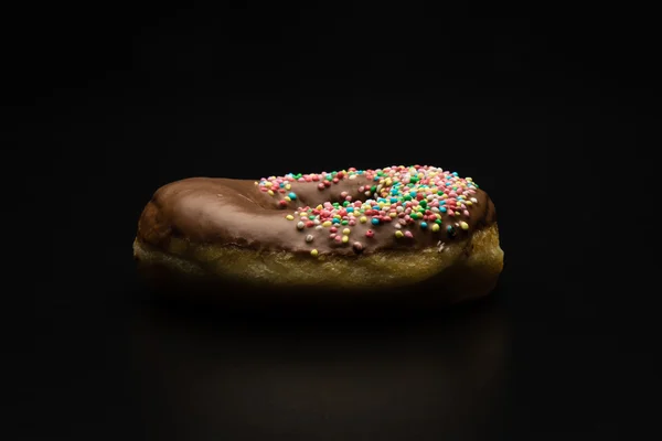 Donut mit Farbbestreuungen — Stockfoto