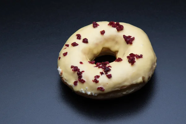 Donut com cereja de cor — Fotografia de Stock