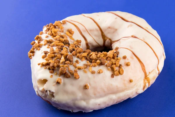 Donut na mesa azul — Fotografia de Stock