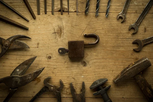 Vieux rétro outils usagés sur table en bois — Photo