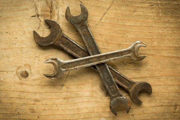 Старые ключи с открытым концом — стоковое фото