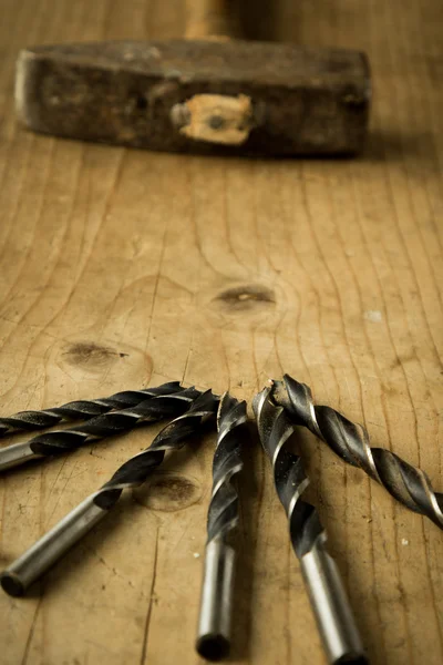 Brocas de taladro en mesa de madera — Foto de Stock