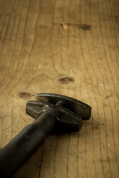 Clé réglable usagée sur table en bois — Photo