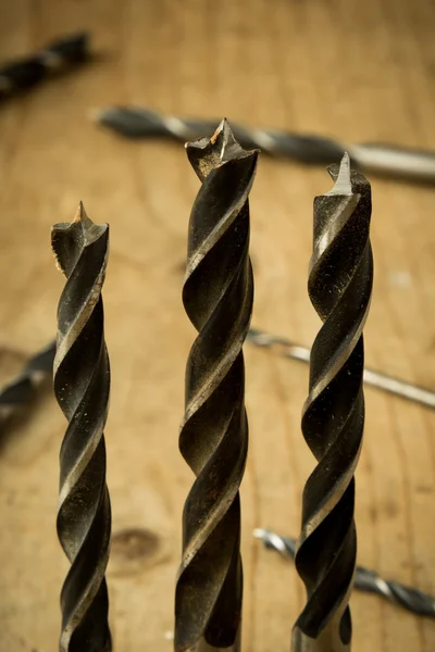 Brocas de taladro en mesa de madera —  Fotos de Stock