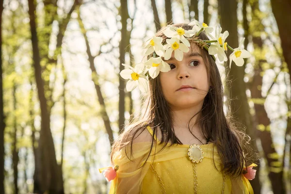 Flicka i gul prinsessa klä — Stockfoto