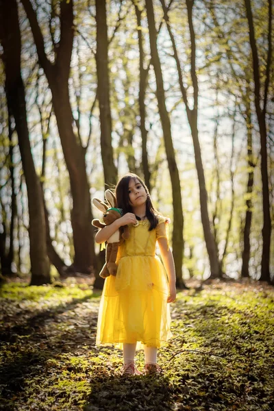 Flicka i gul prinsessa klä — Stockfoto