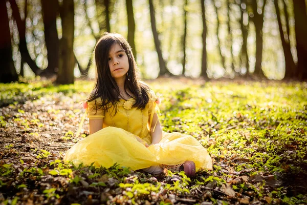 Chica en vestido de princesa amarillo — Foto de Stock
