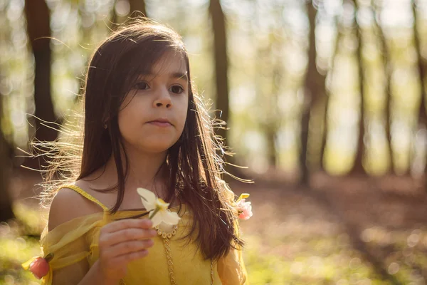 Flicka i gul prinsessa klä — Stockfoto