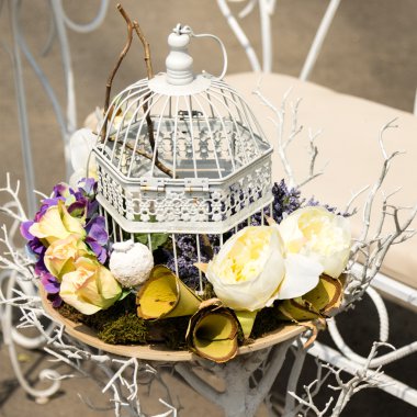 kafes içinde çiçek